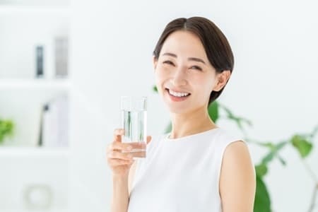 水分補給をしっかり摂る女性